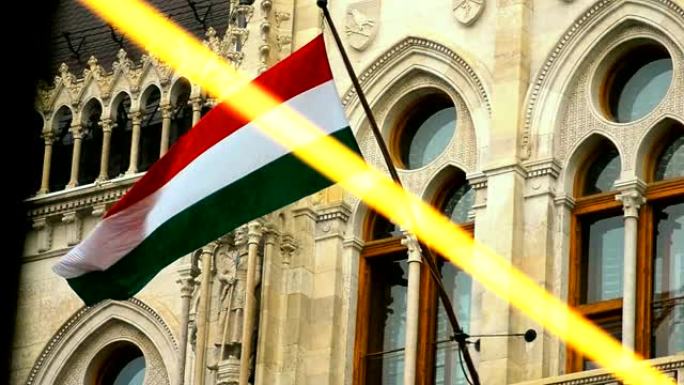 通过窗户上的雨滴观看匈牙利国旗