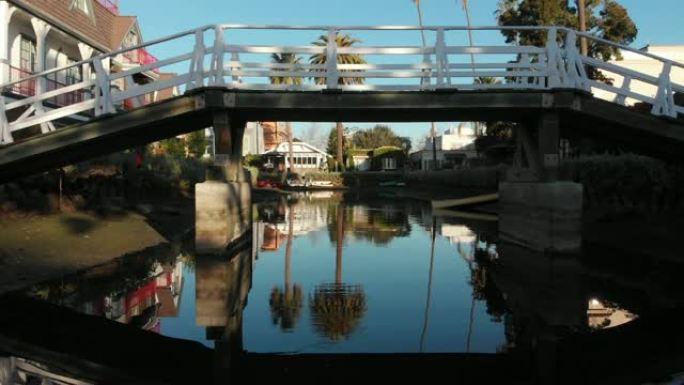 4k航空视频-加利福尼亚州威尼斯的运河和街道