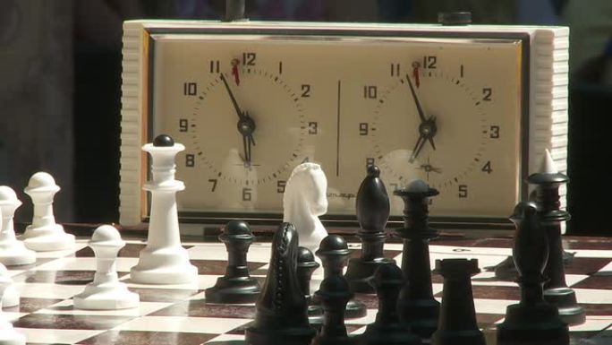 带时钟的国际象棋比赛的特写