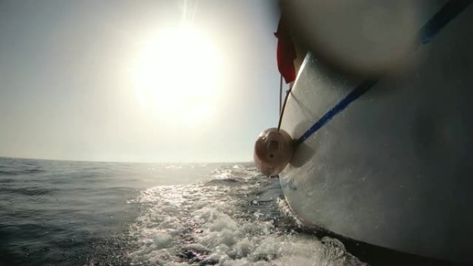 摩托艇在日落时破浪在海洋行动摄像机
