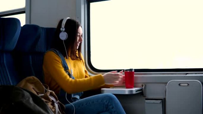 乘客在火车上听音乐