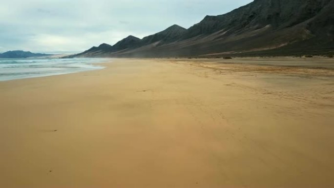 西班牙加那利群岛富埃特文图拉的扬迪亚半岛巴洛文托沙漠海滩上空的低空飞行