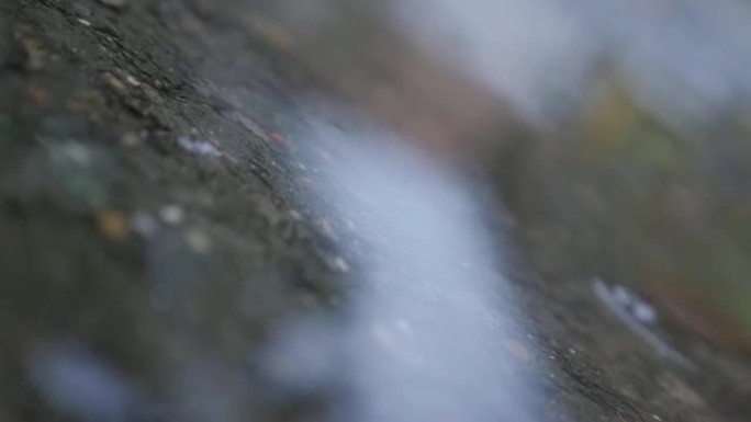 慢动作中的雨天涟漪1920X1080高清镜头-水面上的水滴全高清1080p慢动作视频