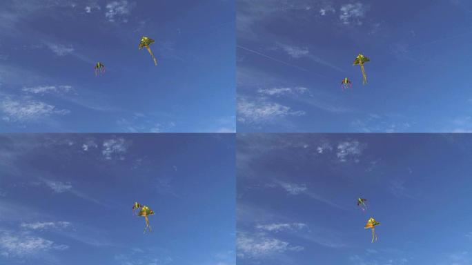 两只五彩风筝在蓝天高高飘扬