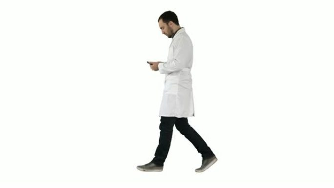 男医生在白色背景下边走边用手机