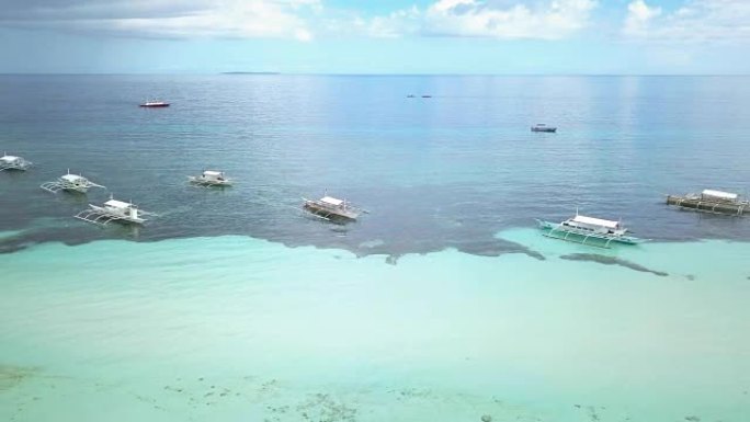 4k无人机在绿松石原始水中拍摄热带岛屿和船只的鸟瞰图