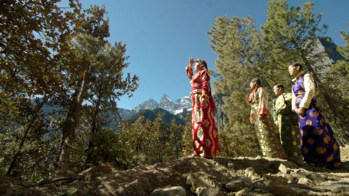 藏族公主女子手搭凉棚遥望远方