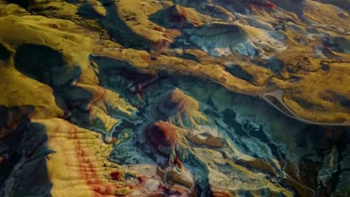 美国俄勒冈州日落时彩绘山丘岩层的鸟瞰图