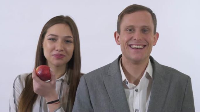 特写肖像年轻夫妇吃红苹果