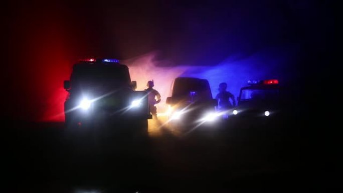 一辆警车在雾中追赶一辆汽车。911紧急反应警车超速驶往犯罪现场。有选择性的重点