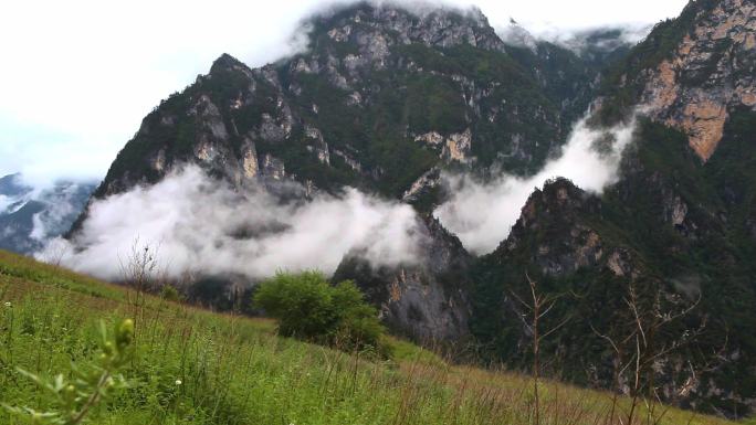 白云云层高山草地