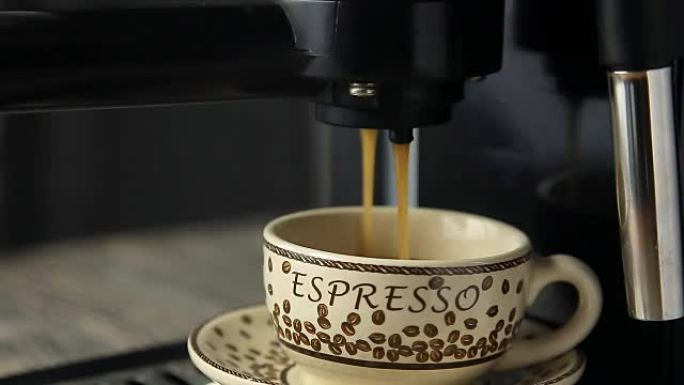 浓缩咖啡机将看起来浓郁的新鲜咖啡倒入整洁的杯子中