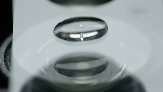 显微镜下详细水滴的分析