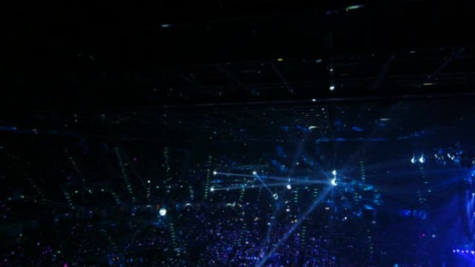 现场音乐会上的激光显示和灯光表演