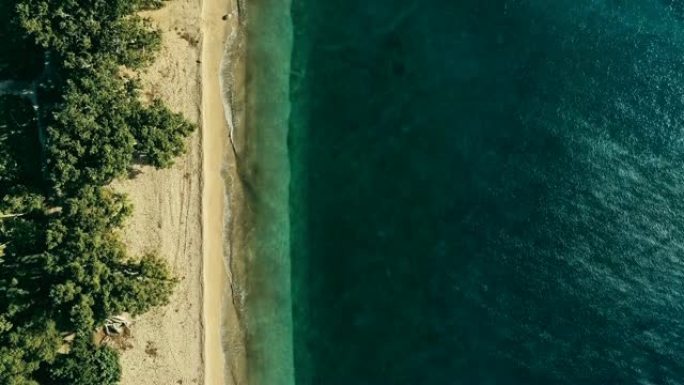 令人惊叹的空中无人机在遥远的热带海洋海岸的最小几何图像，沙滩郁郁葱葱的雨林丛林和水晶般清澈的蓝色水从