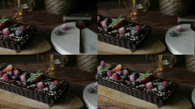 矩形馅饼巧克力芝士蛋糕配新鲜浆果。值得庆祝的美味甜点。设置在木桌背景上。