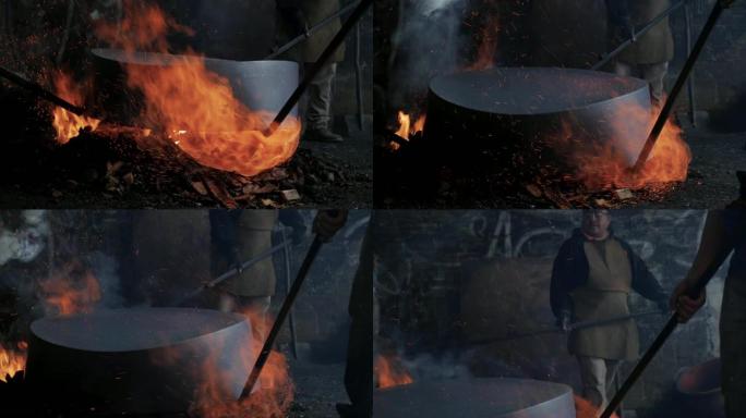 人们使用扑克将铜板从火中抬起