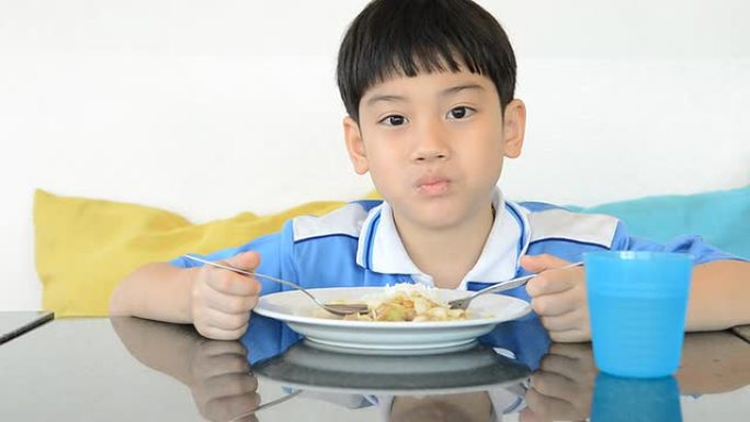 吃炒饭的亚洲小男孩。