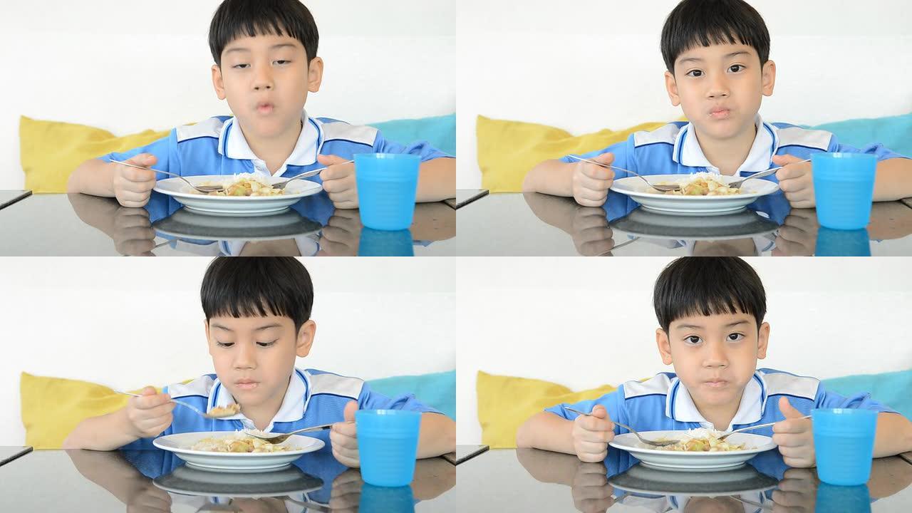 吃炒饭的亚洲小男孩。