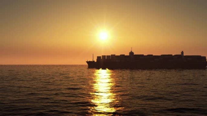 日落时的货船海上货轮日出金色阳光轮船