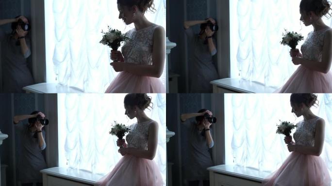 后台婚礼摄影-专业摄影师在别致的房间里为新婚夫妇拍照