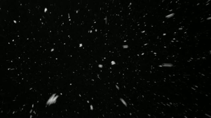 天然雪粒。黑色背景