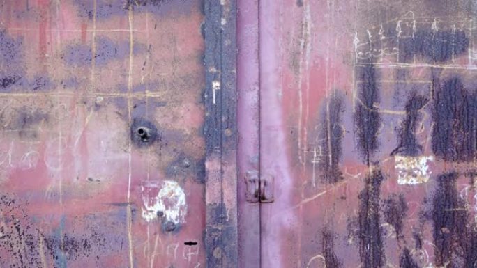 旧金属车库门被油漆弄脏