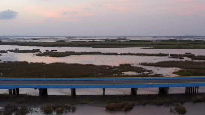 横跨湿地塔莱诺伊的长桥日落