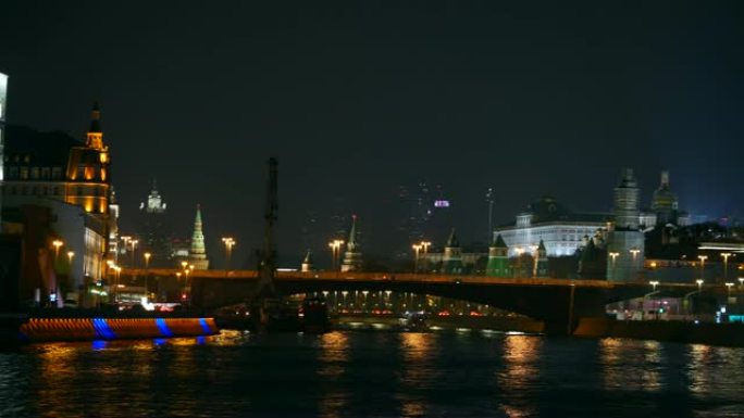 莫斯科河畔莫斯科大剧院大桥的夜景。