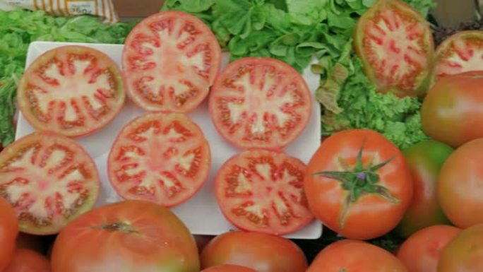 蔬菜水果商柜台上的西红柿和生菜