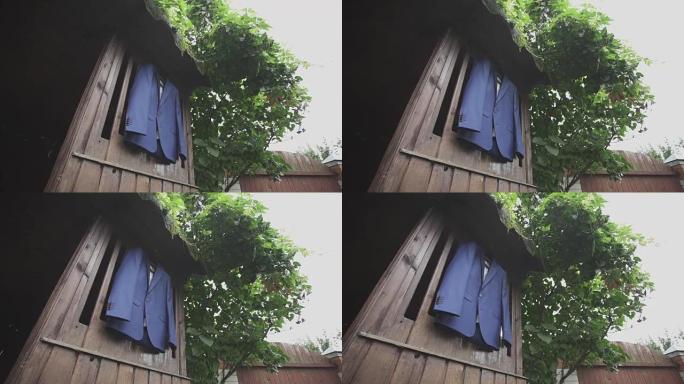 蓝色夹克挂在木头背景上