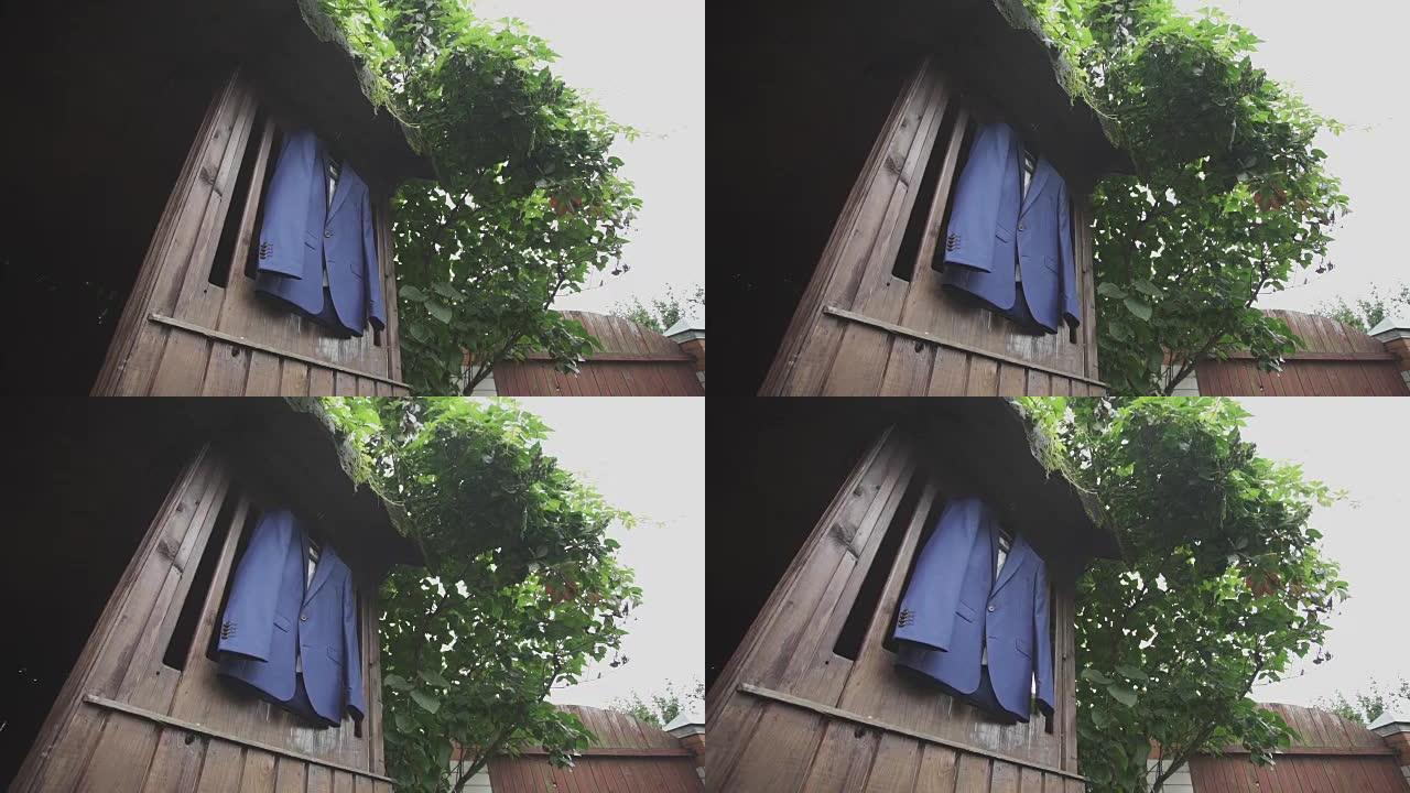 蓝色夹克挂在木头背景上