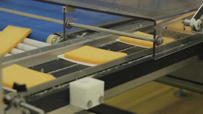 奶酪在装配线上移动，特写镜头