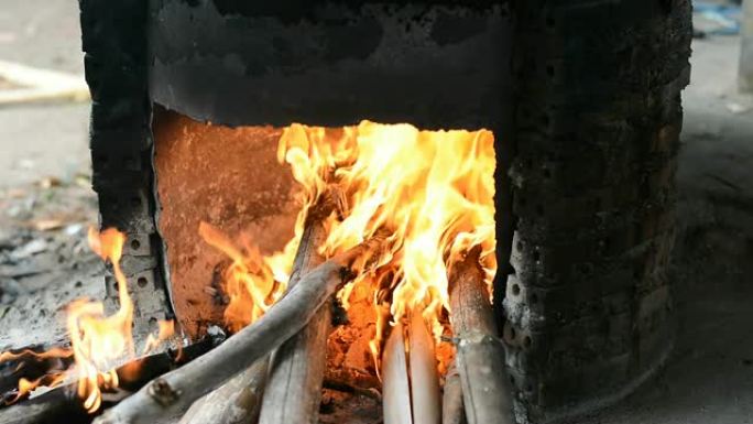 在干燥的竹子上燃烧火焰以煮沸甘蔗汁