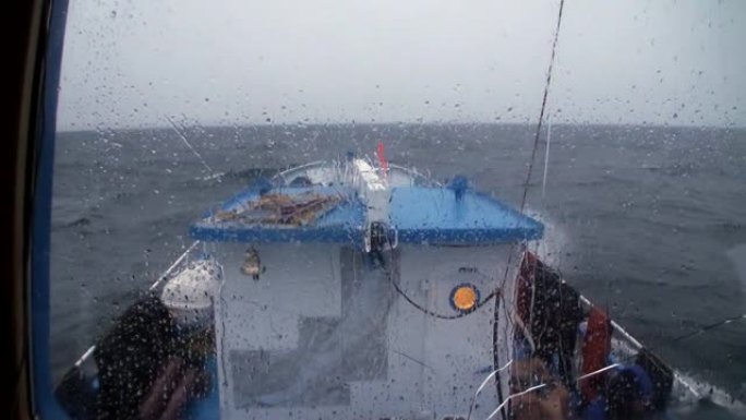 贝加尔湖恶劣天气下从船窗看到暴风雨和雨水。