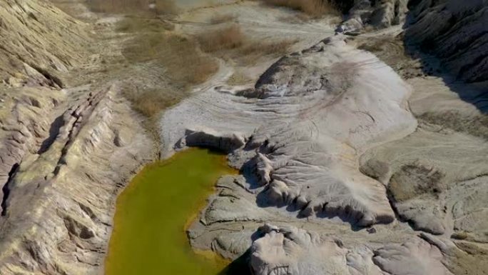 废弃和淹没露天石膏矿的空中无人机4k电影，采石场。污染的湖泊和泥浆。工业景观