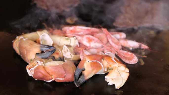 新鲜煮熟的螃蟹和虾