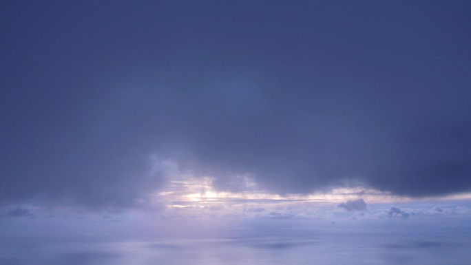 【4K航拍】飞入云端平静大海云朵日出日落