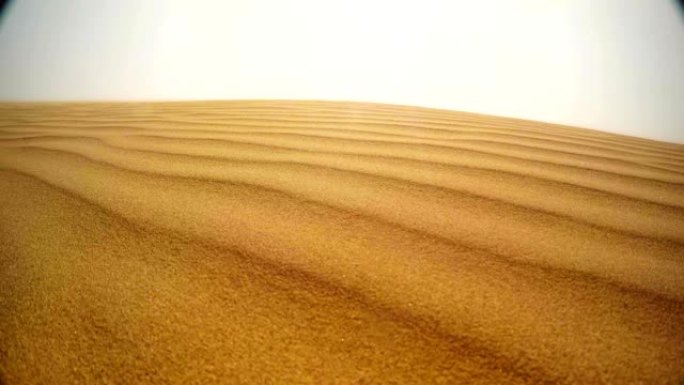 沙漠中的沙尘暴强风吹走了沙丘的颗粒，就像海浪关闭了拉贾斯坦邦