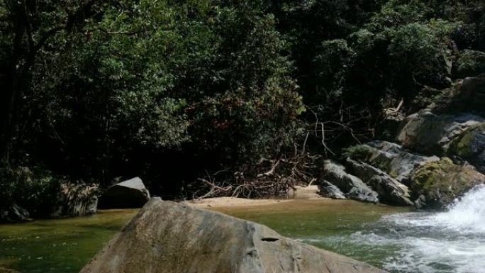 泰国Trang的Ton Tok瀑布森林中的池塘
