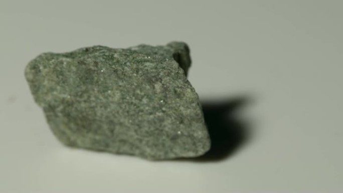 白色背景旋转的绿泥石片岩矿物样品