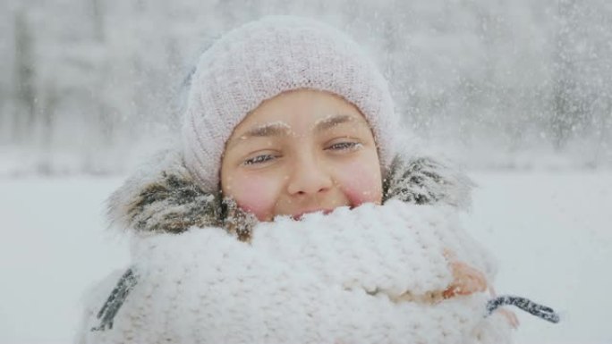 冬天，许多雪花落在一个微笑的女孩的脸上