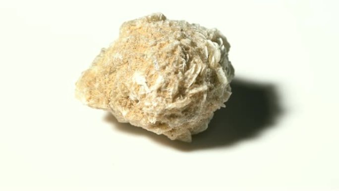 沙漠玫瑰岩石矿物石样旋转白色背景