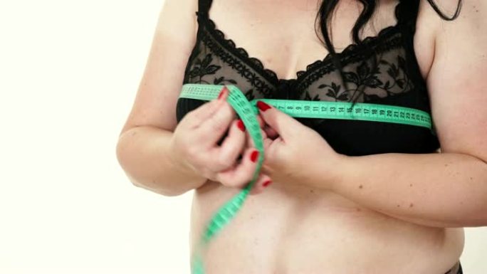 女人测量她的胸部胸部尺寸