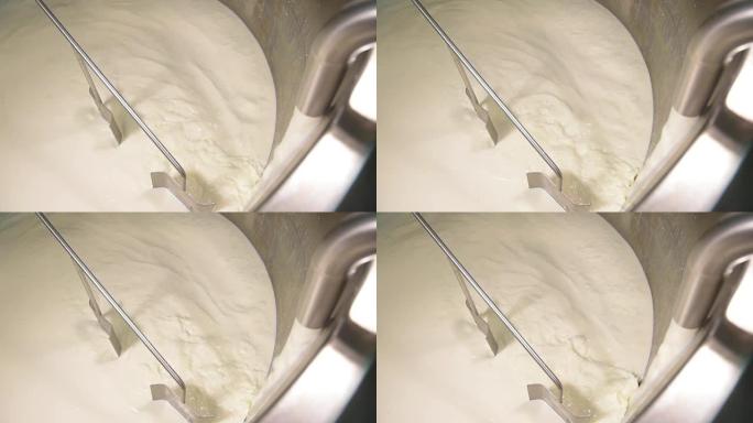 起司将牛奶煮沸到制作奶酪的搅拌锅中