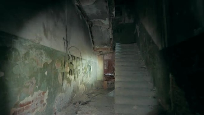 第一人称视角，在肮脏的肮脏走廊或废弃的工业建筑中的隧道，恐怖逃生概念