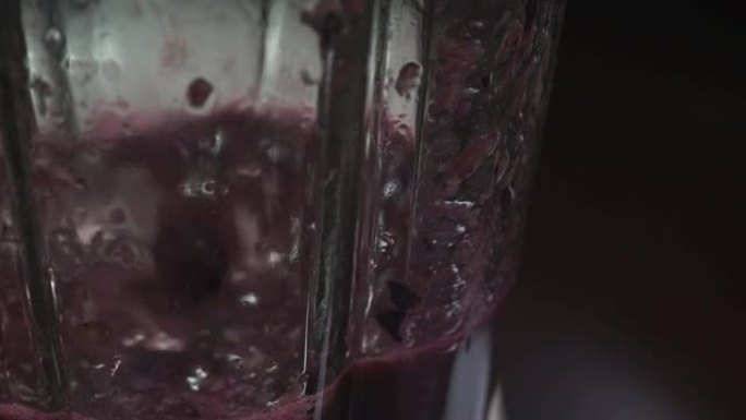 搅拌机中的新鲜果汁葡萄。特写。