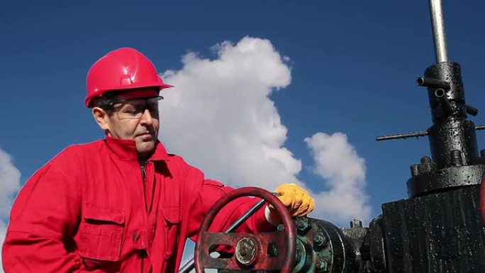 石油钻机工人在工作