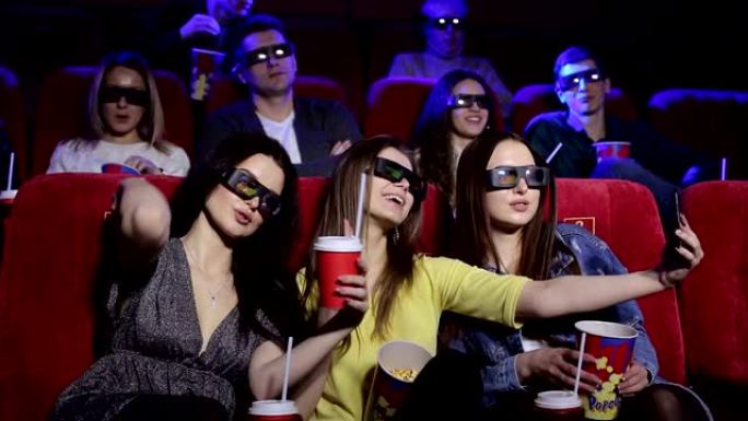 戴着3D眼镜的女朋友看电影和自拍。