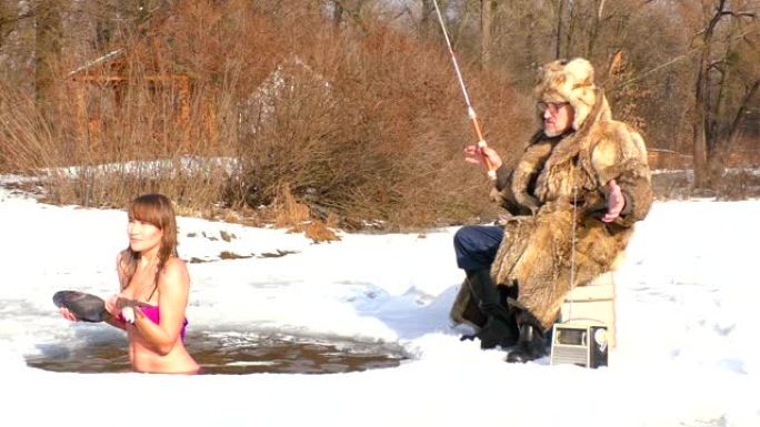冬天在水里牵着鱼的女人。